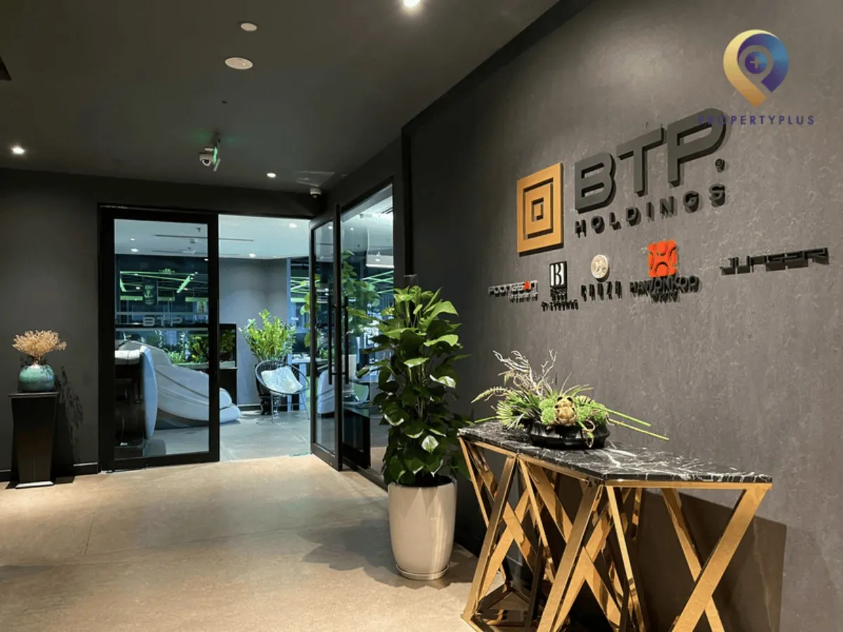 Corridor and entrance area at N01-T4 Phu My Complex, Hanoi